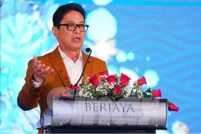 Azam berucap pada Majlis Anugerah Media SPRM Kali ke-6 di Kuala Lumpur pada Jumaat. Foto MOHD HALIM ABDUL WAHID
