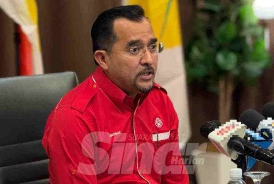 Asyraf Wajdi bercakap dalam sidang akhbar selepas selesai Mesyuarat MKT UMNO di Pusat Perdagangan Antarabangsa Melaka (MITC) pada malam Jumaat. 