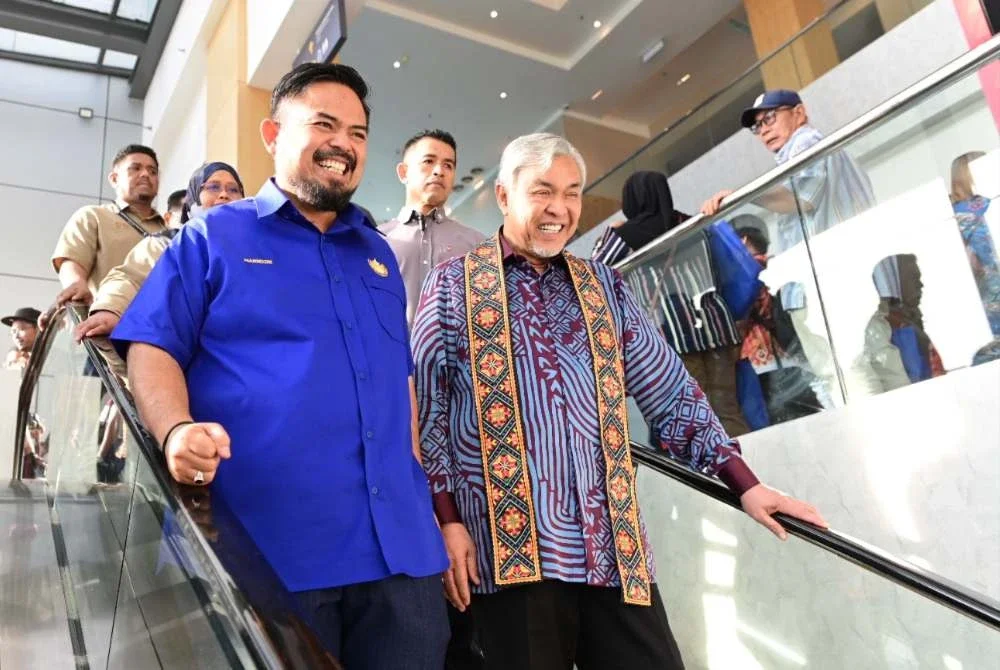 Manndzri (kiri) membawa hasrat Timbalan Perdana Menteri, Datuk Seri Dr Ahmad Zahid Hamidi agar RISDA terus menyantuni dan mendekati warga desa, khususnya pekebun kecil.