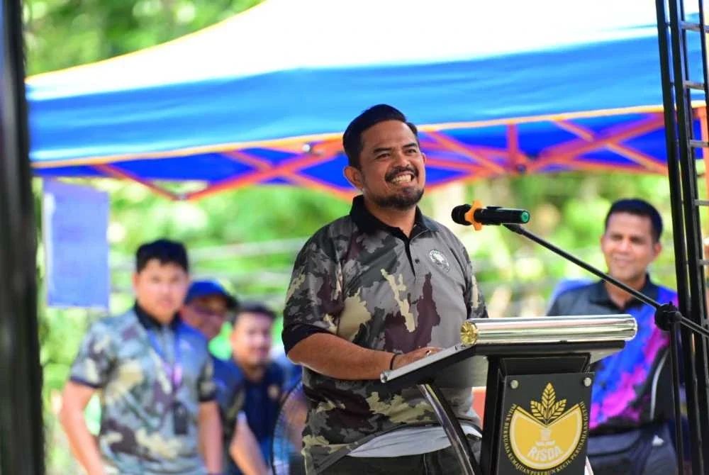 Manndzri berucap pada Program Outreach De Tour Pedalaman Negeri Pahang dan Depo Pengumpulan Sekerap di Kampung Semena, Ulu Tembeling.