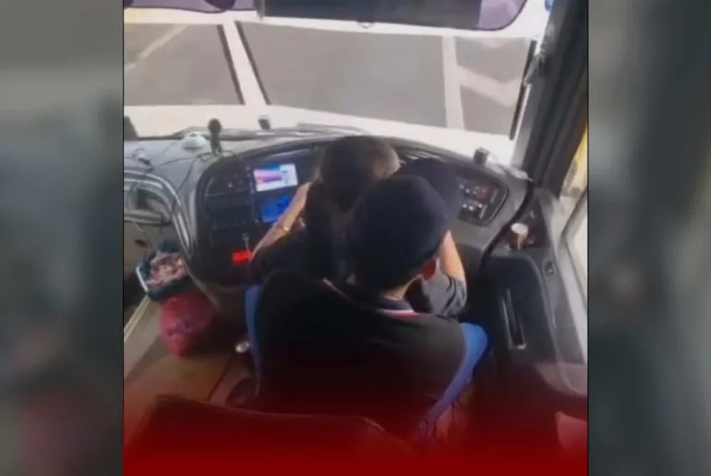 Perbuatan pemandu bas yang meriba wanita itu sama bahayanya dengan bayi dan anak kecil yang tidak diletakkan pada tempat yang betul.