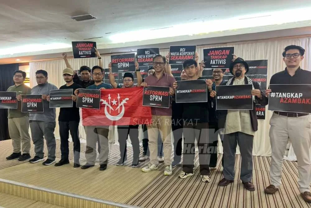 Penceramah dan hadirin yang mengangkat risalah di jelajah yang berlangsung di Kota Bharu.