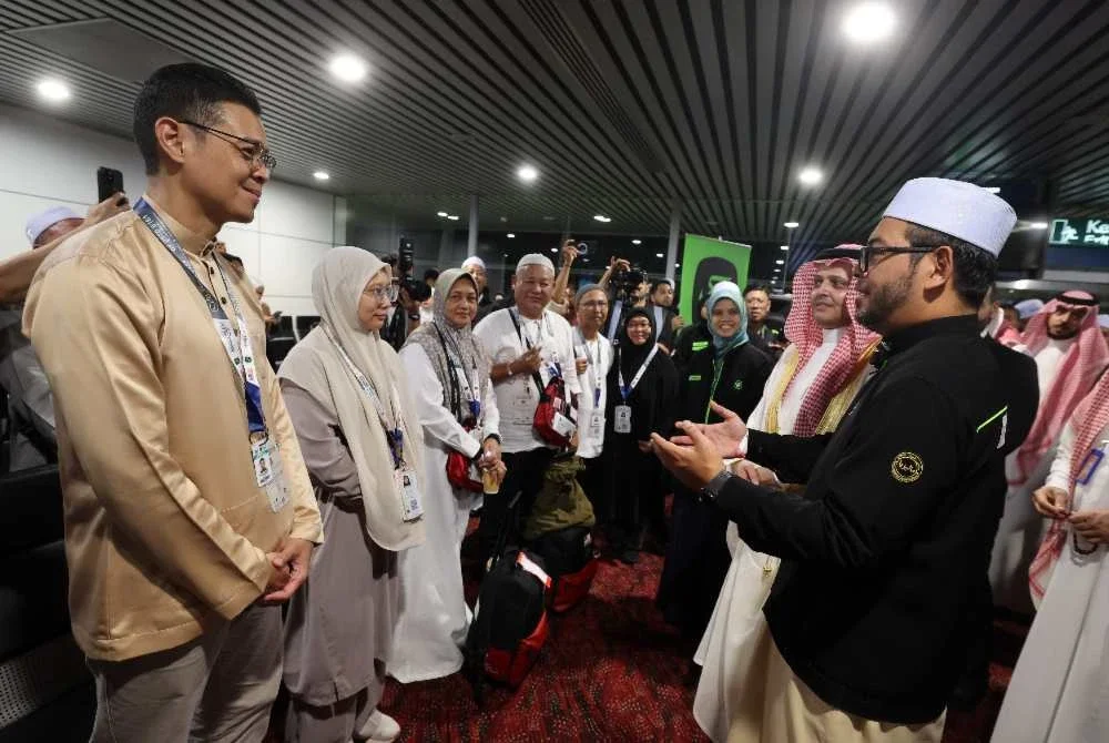 Zulkifli (kanan) menyantuni bakal Jemaah Haji pada Majlis Mengucapkan Selamat Jalan kepada Jemaah Haji Malaysia ke Tanh Suci Bagi Musim haji 1447H/2026M di KLIA Terminal 1. Foto: Bernama 
