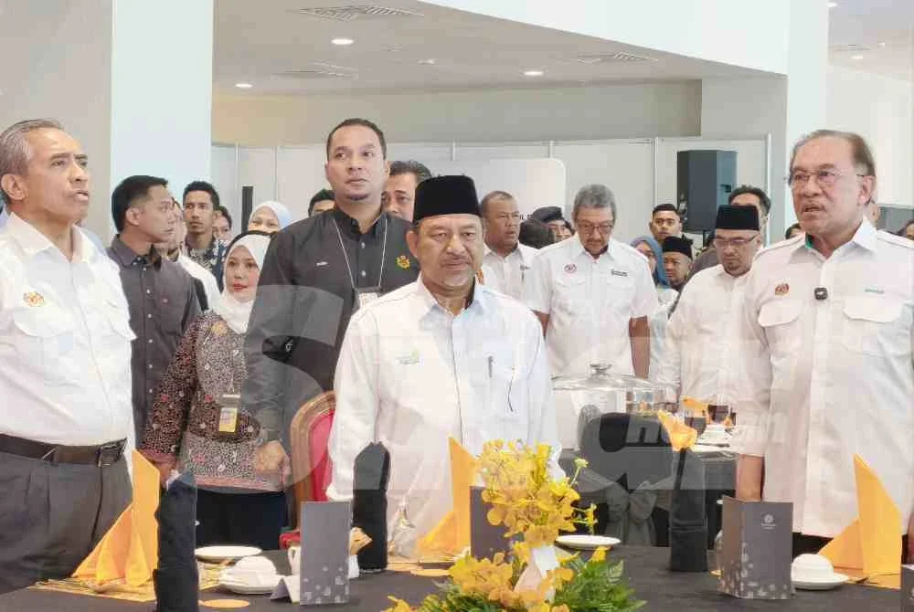 Mohd Nassuruddin (tengah) bersama Anwar (kanan) pada Majlis Perasmian Terminal Baharu LTSIP Pengkalan Chepa di Kota Bharu, pada Sabtu.
