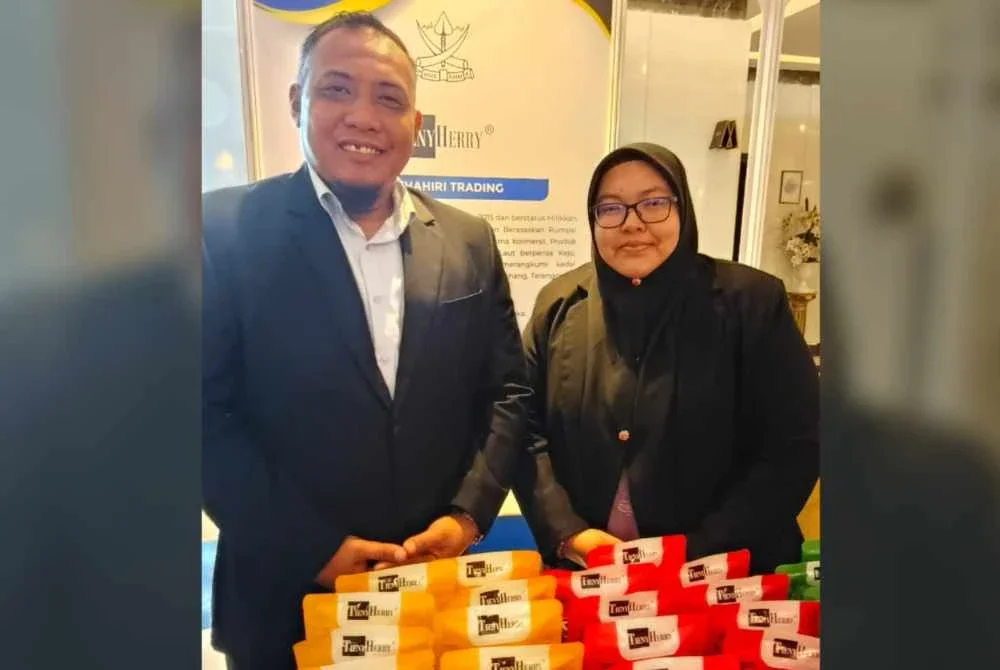 Muhammad Zulkhairi dan isteri, Norhatini Zakaria.