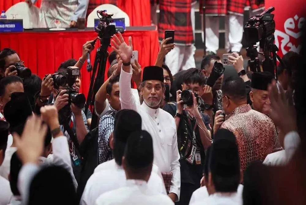 Khairy Jamaluddin menyifatkan penerimaan semula ke pangkuan UMNO itu disambut dengan penuh rasa rendah diri dan kesyukuran selain menyedari amanah besar yang hadir bersama keputusan tersebut.