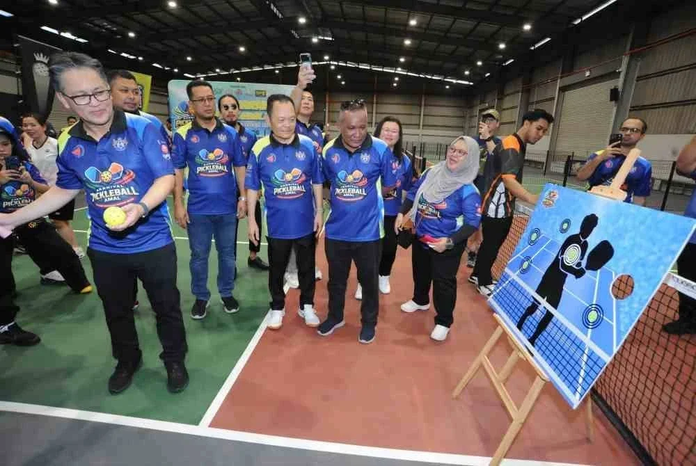 Nur Jazlan (kiri) merasmikan Karnival Pickleball Amal di 91 Pickleball Clubhouse, Skudai, Johor Bahru.