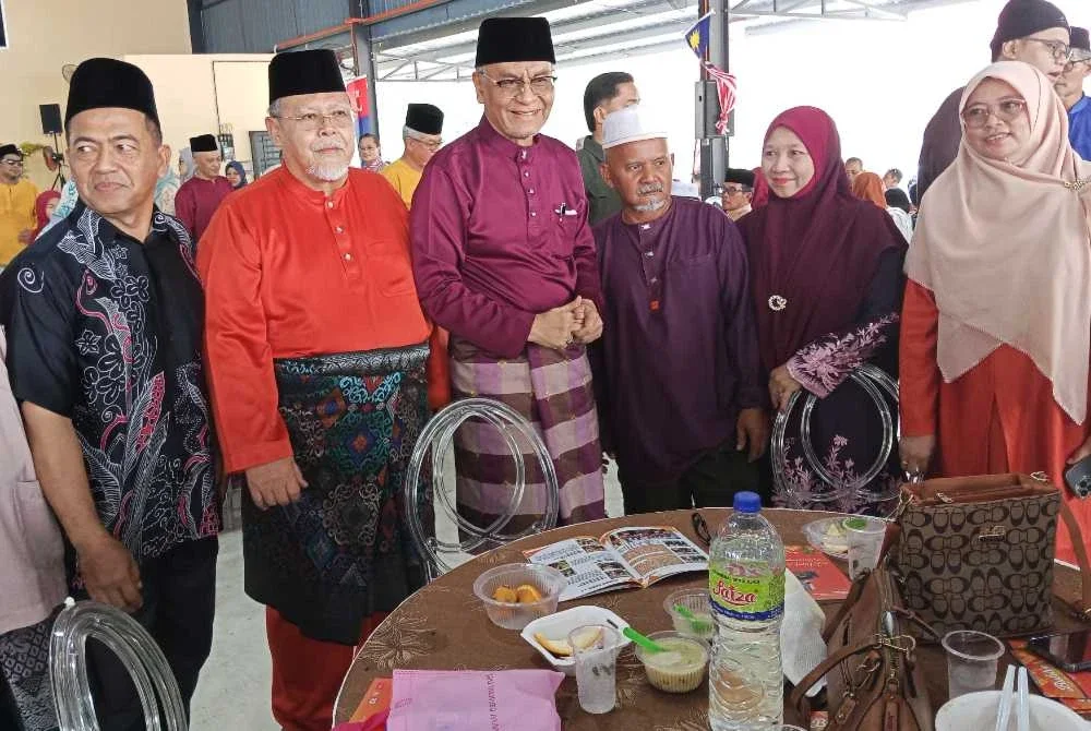 Dzulkefly (empat dari kanan) dan Aminolhuda (dua dari kiri) pada Majlis Jamuan Raya di Parit Yaani Batu Pahat.