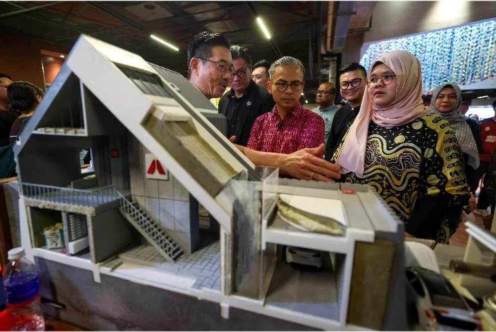 Fahmi (tengah) melawat reruai pameran ketika hadir merasmikan Persidangan Datum sempena KLAF 2026 anjuran PAM di The Linc Kuala Lumpur hari ini. - Foto: Bernama