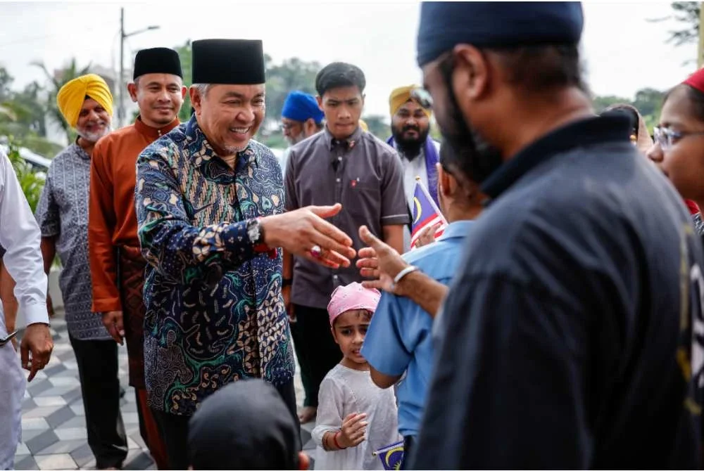 Ahmad Zahid (kiri) bersalaman dengan orang ramai ketika hadir pada Sambutan Hari Vaisakhi di Gurdwara Sahib Guru Nanak Shah Alam pada Sabtu. Foto Bernama