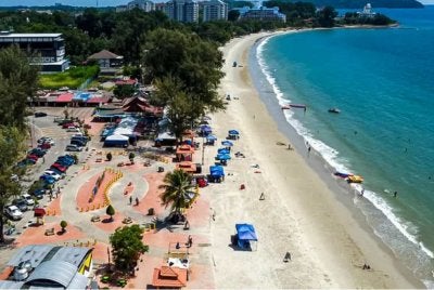 Pantai Teluk Kemang di Port Dickson sering menjadi tumpuan pelancong.