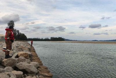 Anggota bomba melakukan pencarian di pesisir pantai. Foto JBPM Pahang