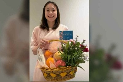 Pearly Tan menerima buah tangan istimewa daripada Perdana Menteri, Datuk Seri Anwar Ibrahim dan isteri Datuk Seri Dr Wan Azizah Wan Ismail. Foto FB PEARLY TAN