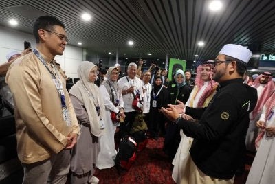 Zulkifli (kanan) menyantuni bakal Jemaah Haji pada Majlis Mengucapkan Selamat Jalan kepada Jemaah Haji Malaysia ke Tanh Suci Bagi Musim haji 1447H/2026M di KLIA Terminal 1. Foto: Bernama 