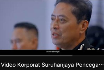 Azam bergandingan bersama barisan pegawai kanan SPRM dalam sebuah penceritaan kreatif yang bertujuan mendekatkan mesej antirasuah kepada masyarakat.