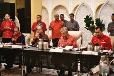 Wan Rosdy (duduk, dua dari kiri) menghadiri MKT UMNO dipengerusikan Presiden UMNO, Datuk Seri Dr Ahmad Zahid Hamidi di Melaka International Trade Centre pada Jumaat. Foto: FB Wan Rosdy Wan Ismail