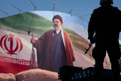 Poster Mojtaba Khamenei yang terpampang di Teheran. Foto: Agensi