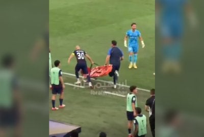 Insa berlari membawa pengusung untuk membolehkan rawatan disegerakan kepada Jairo.