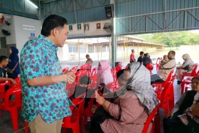 Mohamad Hairul Amir (kiri) bertemu dengan waris pelajar selepas menyempurnakan Program Bantuan Pendidikan Madani Parlimen Tambun 2026 di SMK Ulu Kinta pada Sabtu.