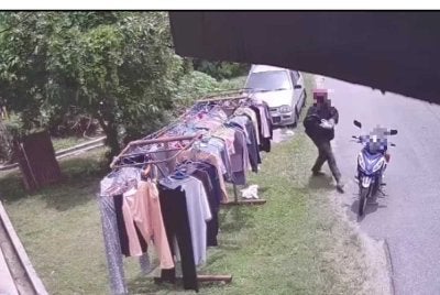 Polis sedang memburu seorang lelaki yang dikesan mencuri pakaian dalam di Kampung Tasek di sini pada Jumaat.