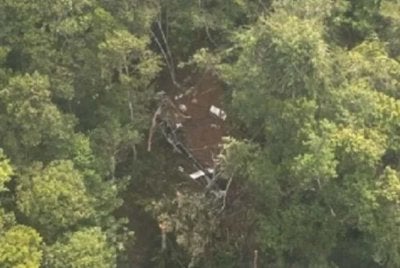 Bangkai helikopter tersebut ditemui di kawasan hutan terpencil di Desa Tapang Tingang, Kecamatan Nanga Taman, Kabupaten Sekadau.