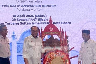 Anwar (dua dari kiri) semasa merasmikan Majlis Perasmian Terminal Baharu LTSIP Pengkalan Chepa di Kota Bharu pada Sabtu.
