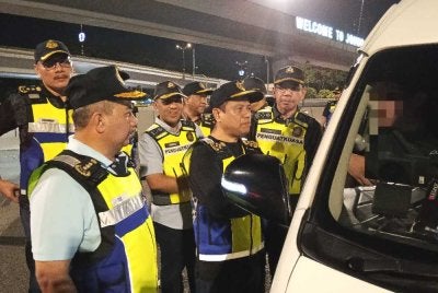 Aedy Fadly (tengah) meninjau operasi Penguatkuasaan VEP di susur keluar CIQ Bangunan Sultan Iskandar, Johor Bahru.