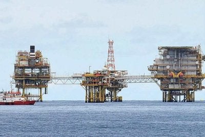 Malaysia masih perlu mengimport minyak mentah walaupun mempunyai pengeluaran minyak sendiri kerana penggunaan dalam negara jauh lebih tinggi. Foto fail Bernama 