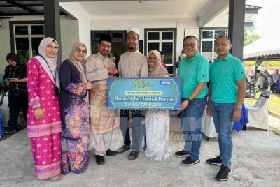 Simbolik penyampaian hadiah diserahkan Salim (dua dari kiri) kepada Dr Muhamad Asyraf (tengah). 