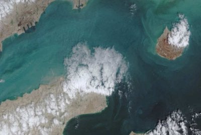 Iran memberi amaran pihaknya akan menutup Selat Hormuz semula jika sekatan AS terhadap pelabuhan Iran berterusan.