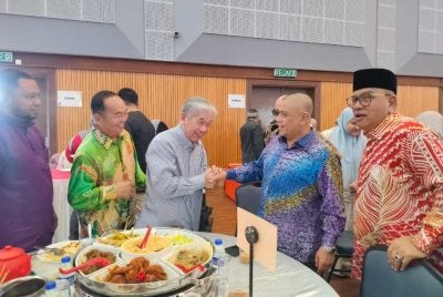 Mohd Zolkafly (kanan) mengiringi Saarani (dua dari kanan) yang hadir ke Majlis Rumah Terbuka Aidilfitri anjurannya di Pusat Konvensyen Tun S Samy Vellu pada Sabtu.