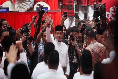 Khairy Jamaluddin menyifatkan penerimaan semula ke pangkuan UMNO itu disambut dengan penuh rasa rendah diri dan kesyukuran selain menyedari amanah besar yang hadir bersama keputusan tersebut.