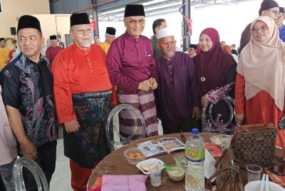 Dzulkefly (empat dari kanan) dan Aminolhuda (dua dari kiri) pada Majlis Jamuan Raya di Parit Yaani Batu Pahat.