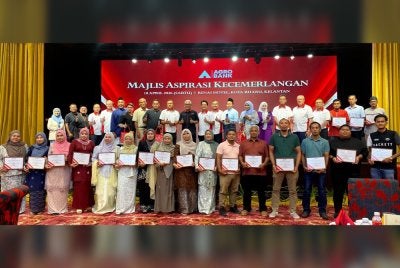 Tengku Ahmad Badli Shah (sepuluh kiri) bersama penerima anugerah pada Majlis Aspirasi Kecemerlangan Usahawan Agrobank 2026 di Hotel Grand Renai, Kota Bharu pada Sabtu.