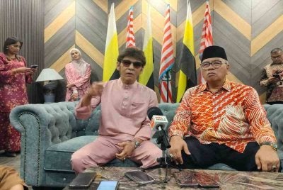 Jamal (kiri) bersama Mohd Zolkafly ketika ditemui pemberita sempena Majlis Rumah Terbuka Aidilfitri Exco Pembangunan Luar Bandar, Perladangan, Pertanian dan Industri Makanan di Pusat Konvensyen Tun S Samy Vellu di sini pada Sabtu.