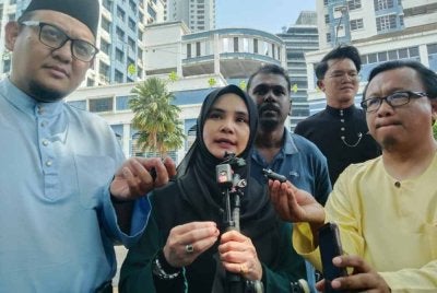 Rafidah ketika sidang media “Tutup Mulut = Bunuh Demokrasi” Solidariti Influencer dan Pencipta Kandungan Malaysia di hadapan Ibu Pejabat Polis Daerah Dang Wangi di ibu negara pada Sabtu.