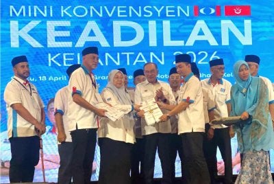 Anwar (empat dari kiri) menerima penyerahan 470 borang penubuhan Ranting baharu yang telah diwujudkan di Kelantan
pada Mini Konvensyen Keadilan Kelantan 2026 di Kota Bharu pada Sabtu.