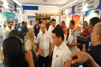 Wan Rosdy melawat reruai pameran yang mengambil bahagian pada Malaysia East Coast Trade And Entrepreneur Expo 2026 di Kuantan pada Sabtu.