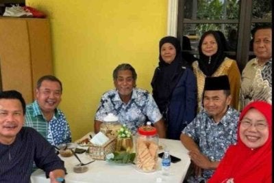 Khairy (duduk, dua dari kiri) bertemu kepimpinan UMNO Bahagian Sungai Buloh, pada Sabtu selepas diterima semula menyertai parti berkenaan.