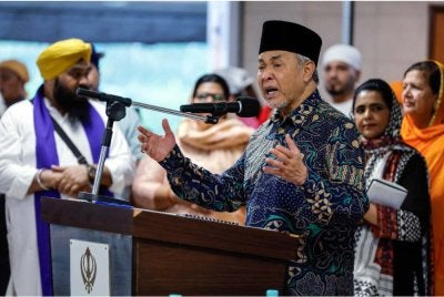Ahmad Zahid (kanan) menyampaikan ucapan pada Sambutan Hari Vaisakhi di Gurdwara Sahib Guru Nanak Shah Alam pada Sabtu. Foto Bernama