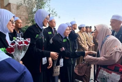 Petugas TH menyambut ketibaan jemaah KT001 di Hotel Emaar Royal, Madinah 