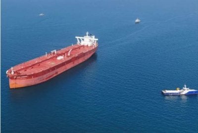 UKMTO memaklumkan sebuah kapal tangki telah ditembak oleh dua kapal pembedil milik IRGC Iran kira-kira 20 batu nautika di timur laut Oman - Foto: Agensi