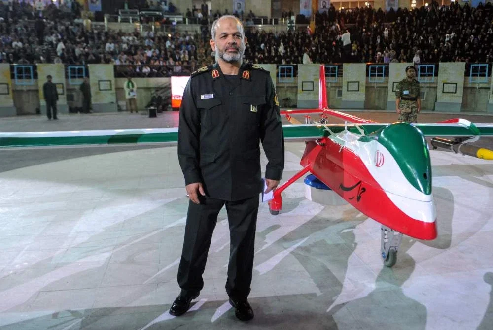 Ahmad Vahidi, dilihat berdiri di sebelah dron buatan baharu Iran yang dinamakan Epic dalam satu majlis pelancaran di Teheran pada 9 Mei 2013. - AFP