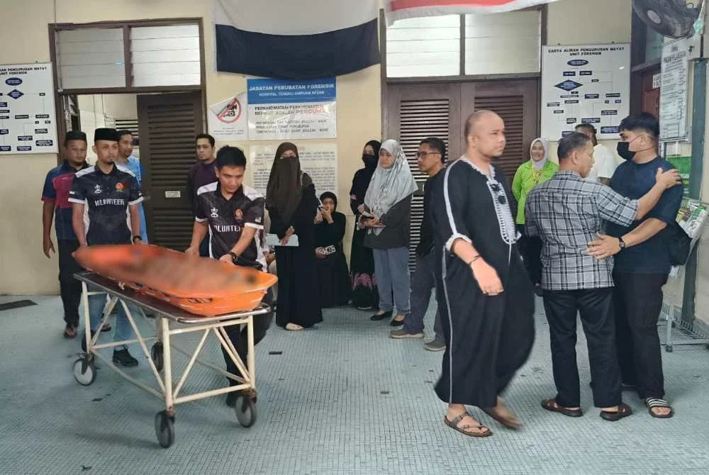 Mohamad Izzuddin bersama beberapa sukarelawan ketika membantu menjemput jenazah lima sekeluarga dari Jabatan Forensik HTAA untuk diurus dan dikebumikan. - FOTO: Amalteam Rompin