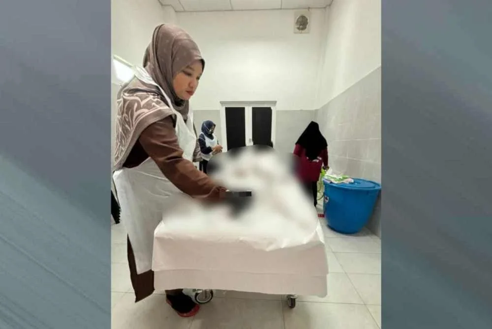 Izzati turut menyumbang tenaga bergabung bersama Mohamad Izzuddin sebagai sukarelawan Amalteam Rompin. - FOTO: Amalteam Rompin