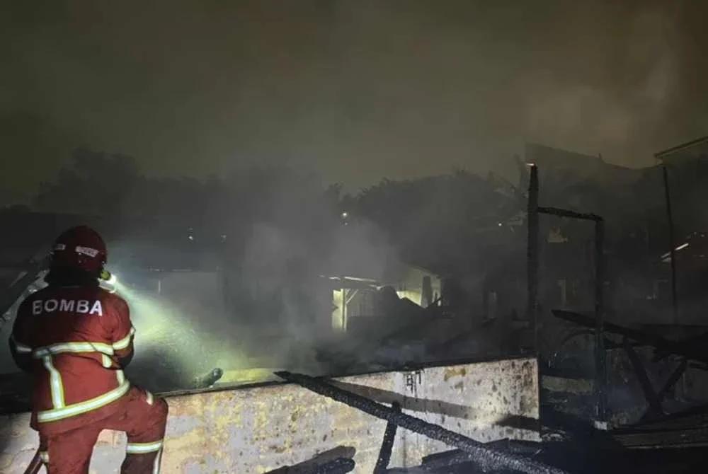 Anggota bomba memadamkan kebakaran dua rumah di Pandamaran pada Sabtu. Foto ihsan JBPM Selangor