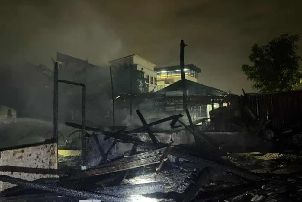 Kebakaran berjaya dikawal pada jam 10.39 malam sebelum api dipadamkan sepenuhnya.