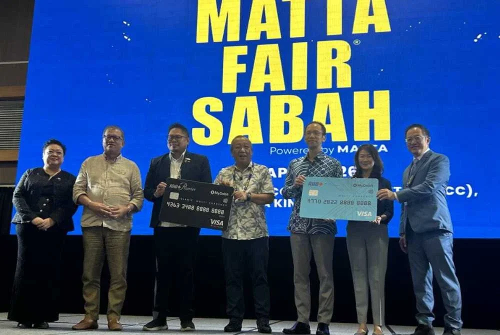 Jafry (empat dari kiri) ketika merasmikan MATTA Fair Sabah di SICC, Kota Kinabalu.