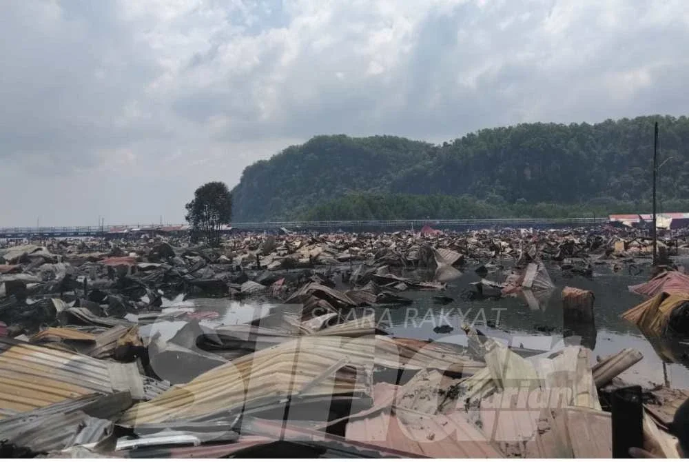 Kebakaran yang berlaku di kawasan perkampungan air di Kampung Bahagia, Batu Sapi melibatkan kira-kira 1,000 rumah.