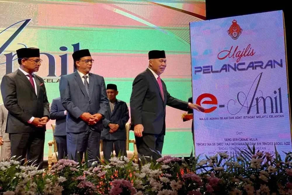 Tengku Mohamad Rizam (kanan) merasmikan pelancaran Sistem e-Amil MAIK pada Majlis Sidang Media Laporan Khas Kutipan dan Agihan Zakat MAIK Bagi Tahun 2025 di Kota Bharu pada Ahad.